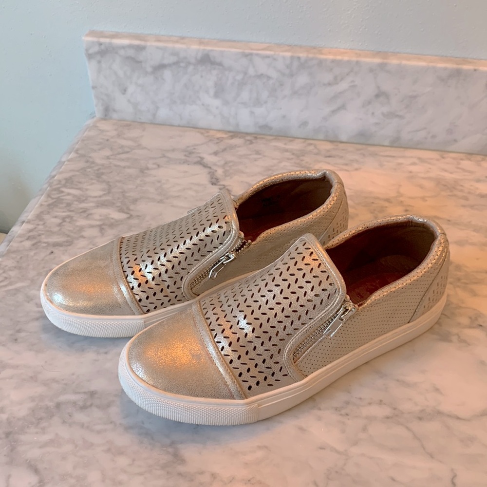 Women’s slip-on fashion sneakers